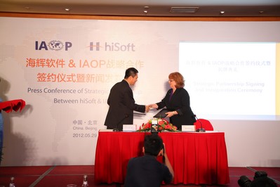 海輝與IAOP雙方代表簽約（左：海輝軟件董事長孫振耀；右：IAOP首席執行官 Debi Hamill）