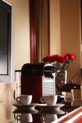 Nespresso&reg;咖啡機(jī) -- 全新升級(jí)的行政客房均提供Nespresso&reg; 咖啡機(jī)及附贈(zèng)不同口味的咖啡膠囊、進(jìn)口精選茶包讓旅客盡享便捷、舒適的私人空間。