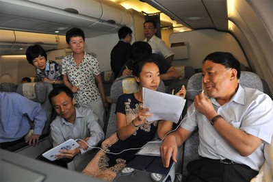 中國民航局局長李家祥通過機上互聯網接收中央人民廣播電臺現場直播采訪，向廣大聽眾問好。