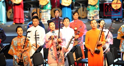 設計師與音樂家的強強聯合，整場服裝的色彩、款式、剪裁結構和面料都貫穿古今，彰顯著每一位音樂家的獨特氣質。