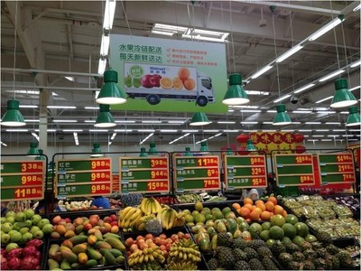 各種優(yōu)質(zhì)水果通過(guò)沃爾瑪生鮮配送中心每天新鮮送達(dá)門(mén)店。