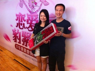 愛情如戀人手中的鮮花，在浪漫的季節綻放