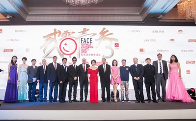 左起2012環(huán)球小姐、威華鞋業(yè)總經(jīng)理梁賀程、BBC國際執(zhí)行總經(jīng)理Lawrence Yang、紅森公司董事長林智榮、達(dá)芙妮國際控股有限公司主席陳英杰、鞋柜“天使的足跡”公益形象代言人任賢齊、FACE主席Jim Issler、“中國美基金”代表靳羽西、“新華愛心教育基金會”理事長張君達(dá)、“國立愛心基金”代表種丹妮、“愛的痕跡教育計劃”創(chuàng)辦人姜育恒、“中國殘疾人福利基金會”副理事長邢建緒先生、“音樂之帆”創(chuàng)辦人柴亮、中國行動計劃代表Mr. Andrew